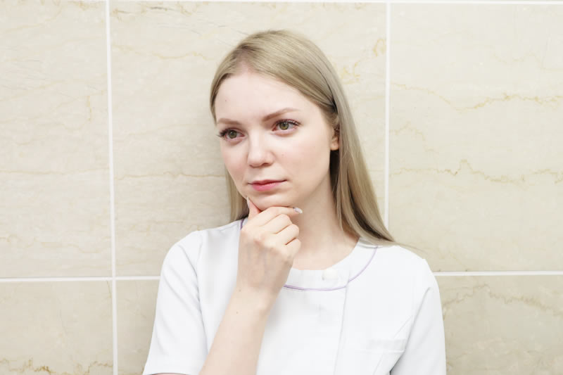 PRP皮膚再生療法のダウンタイムについて説明する看護師