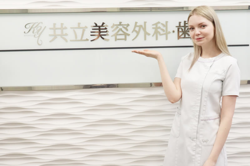 共立美容外科のPRP皮膚再生療法の特長を説明する看護師