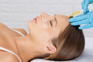 PRP再生医療を受けている女性