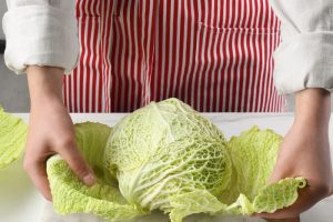 キャベツを料理している女性