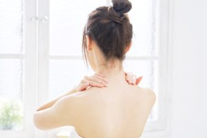 肩のマッサージをしているところ