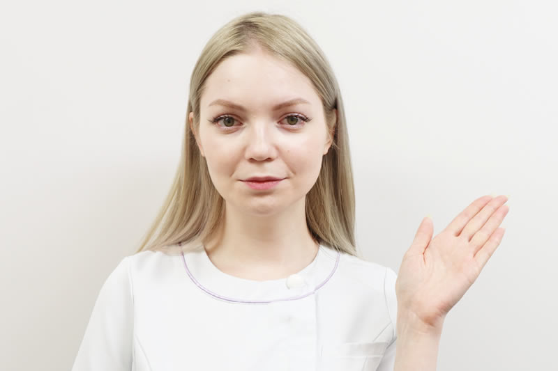 小顔になれる美容整形を説明している看護師