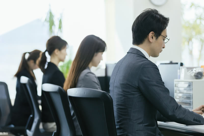 デスクワークしているの日本人