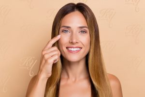 目元のしわが気になる女性