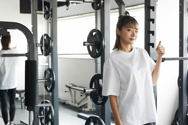 筋トレをしている女性