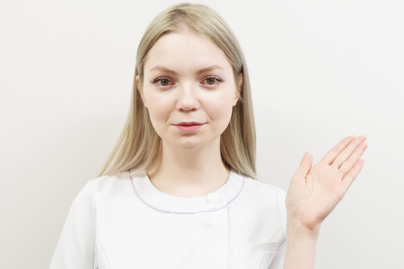 首を細くする美容整形を案内する看護師