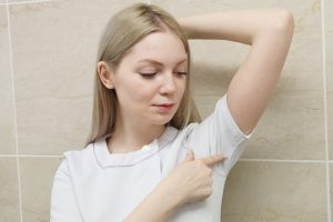わきについて説明する看護師