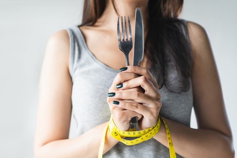 断食に挑戦している女性