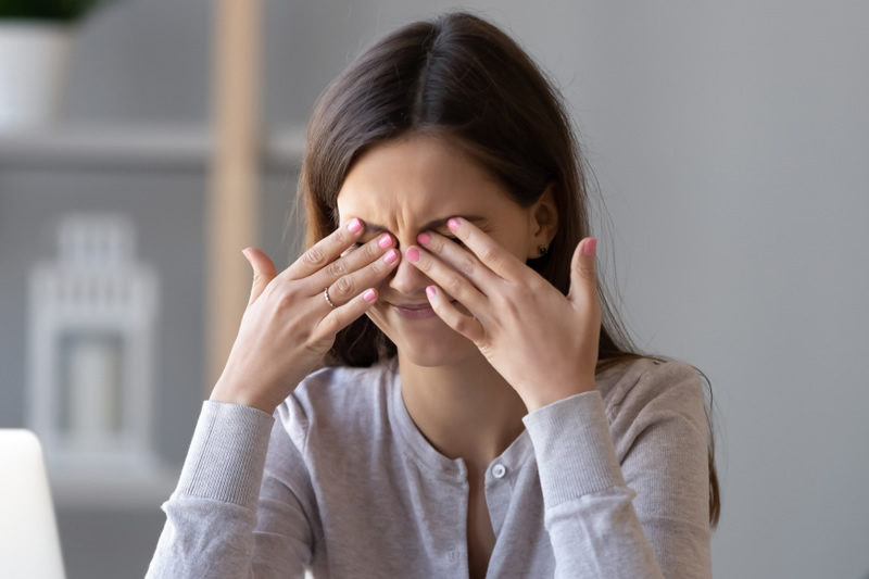 ドライアイで悩む女性