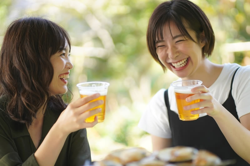 お酒を飲んでいる女性