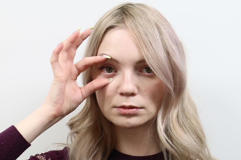 ボトックスで目が開けにくくなるのを防ぐ方法説明している看護師