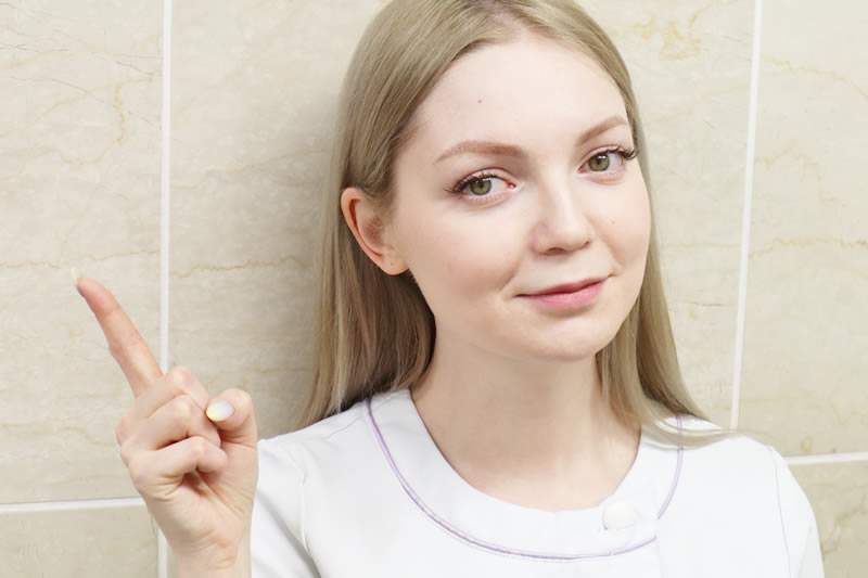 手軽に脂肪を減らせる美容整形を説明する看護師