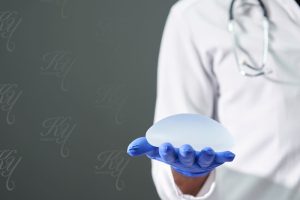 シリコンバッグを持っている医師