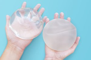 両手にのせた豊胸用のシリコンバッグ
