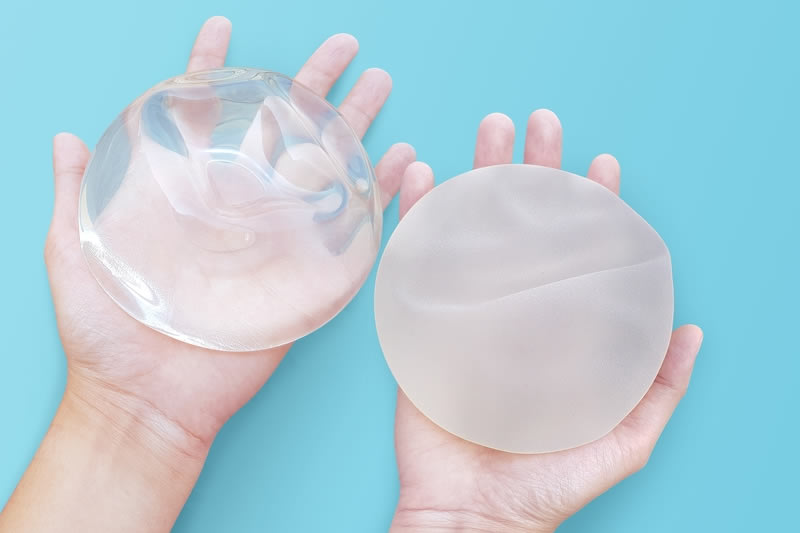 男性の乳腺を発達させることはできる?女性ホルモンで胸が変わる範囲と豊胸術