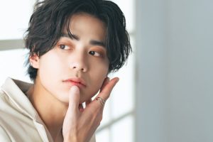 ほうれい線が気になる若い男性