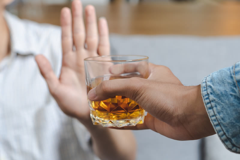 お酒を控えているわきがの女性