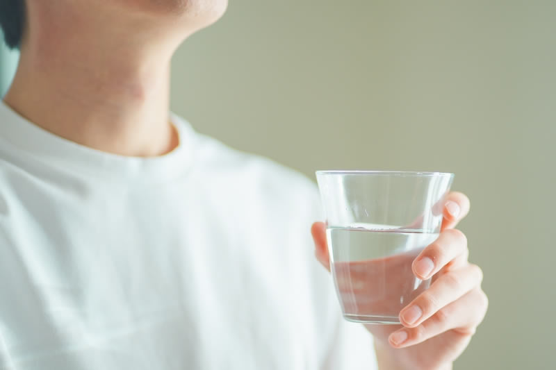 水分補給している女性