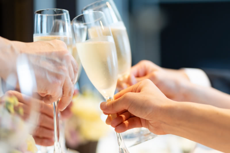 お酒を飲んでる女性