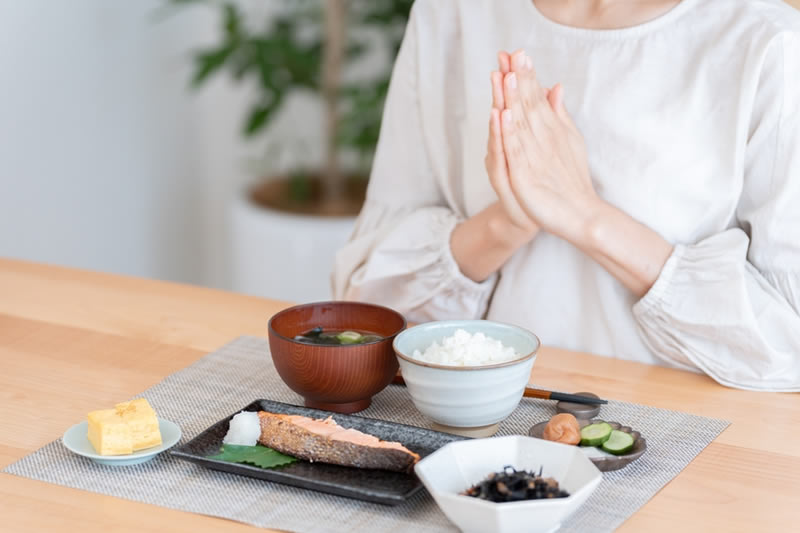 バランスのいい食事を食べている女性
