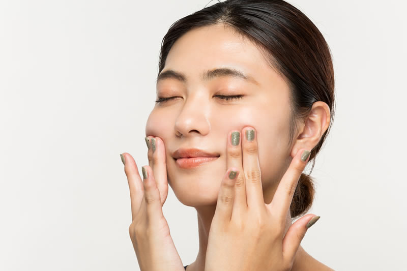 顔の脂肪を落とすトレーニングをしている女性