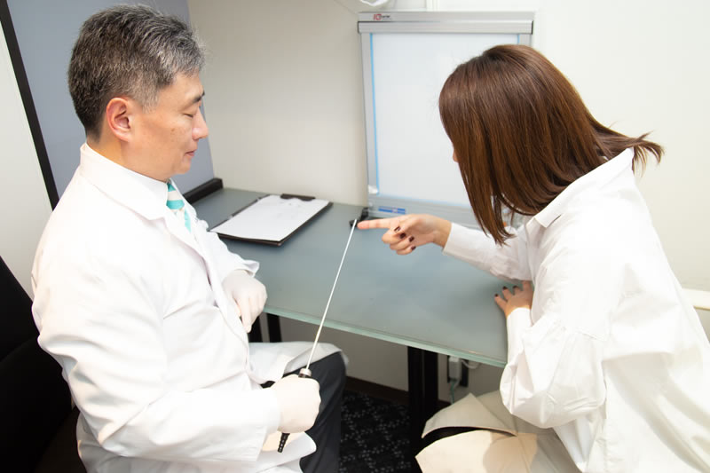脂肪吸引の説明をしている医師