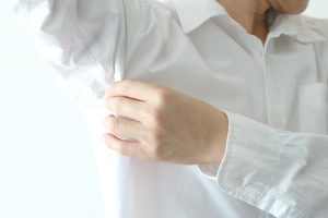 脇の匂いが気になる男性