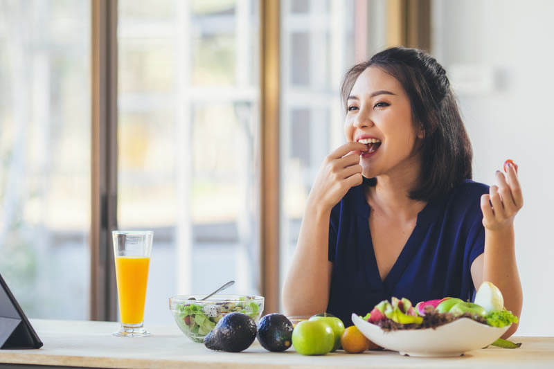 野菜を多めにとっている女性