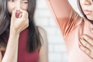 脇の匂いに困っている女性