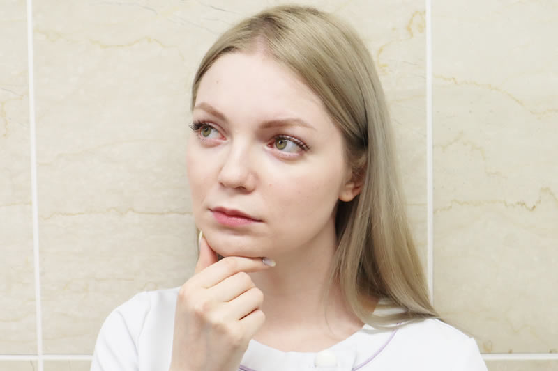豊胸したバストは劣化するか説明している看護師