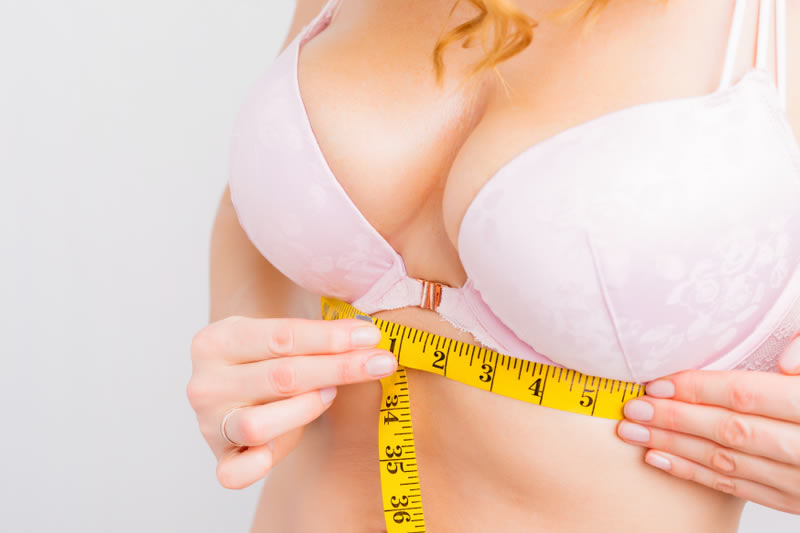 アンダーバストに悩みのある女性