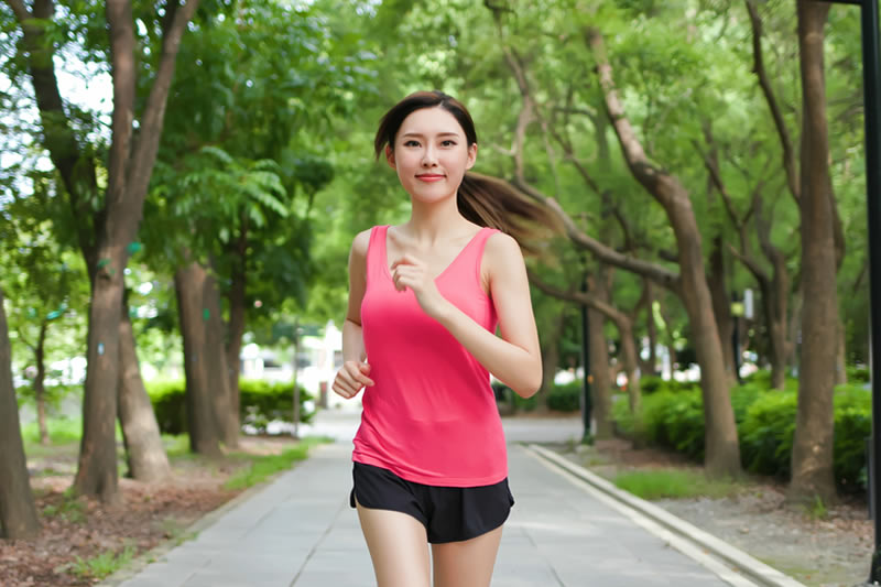 運動している女性