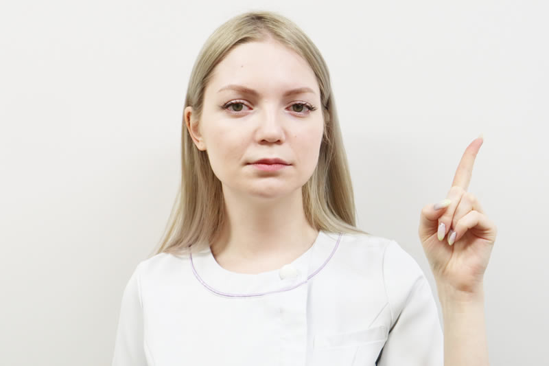 アンダーバストを細くする方法を案内する看護師