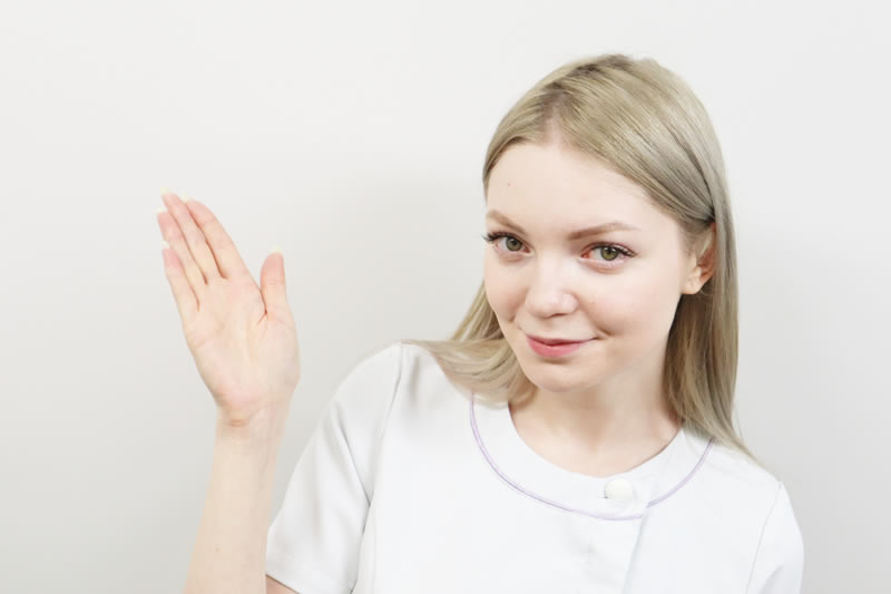 美容整形を受ける際に気を付けることを案内する看護師