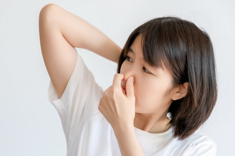 脇の匂いが気になる女性
