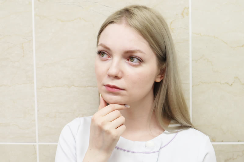顔は四角く変化することがあるかを説明している看護師