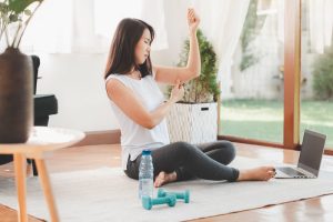 二の腕が気になる女性