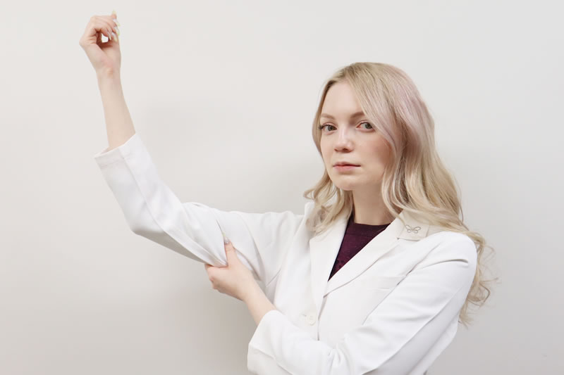 二の腕の脂肪溶解注射のメリットを説明する看護師