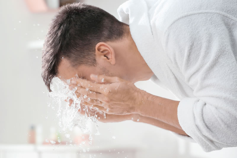 洗顔している男性