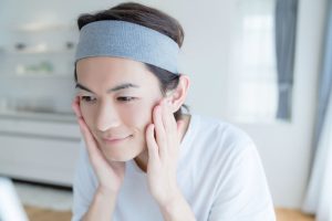 スキンケアしている男性