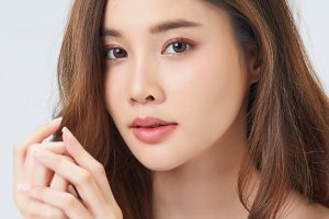 瞼の腫れが気になる女性