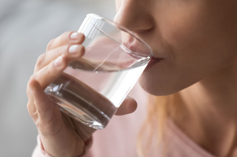 脱水にならないように水分を取っている女性