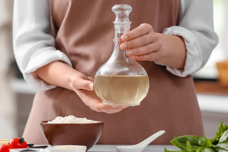 お酢を持っている女性