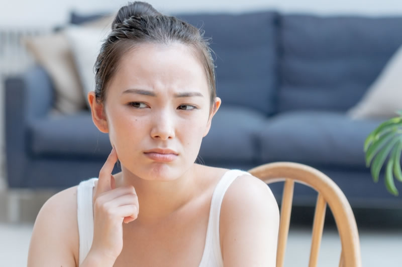 くすみ肌が気になる女性