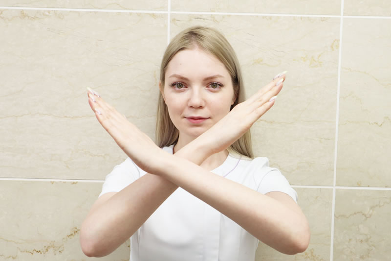 エクソソーム豊胸術の注意点を説明する看護師