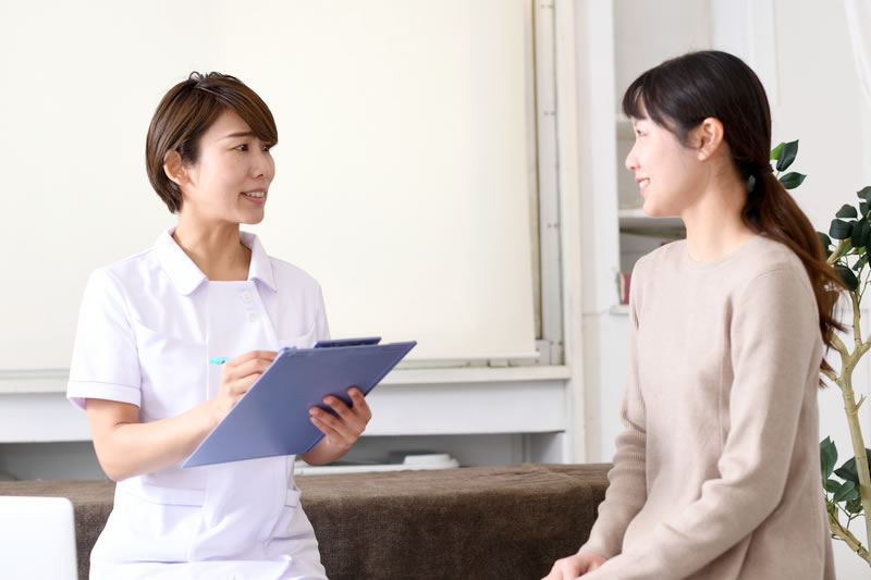 脱毛の痛みや麻酔についてカウンセリングで相談している場面のイメージ