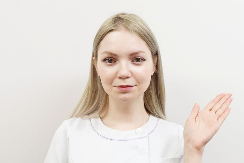そげ胸について説明する看護師