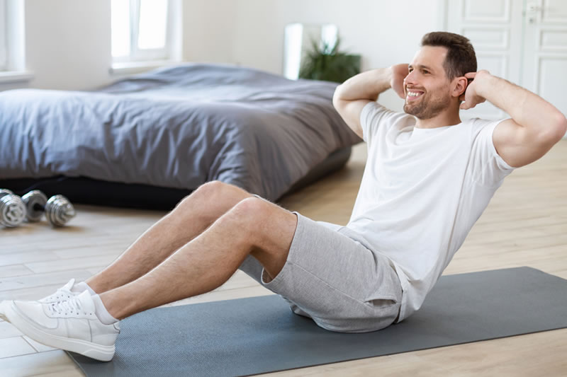 筋トレしている男性