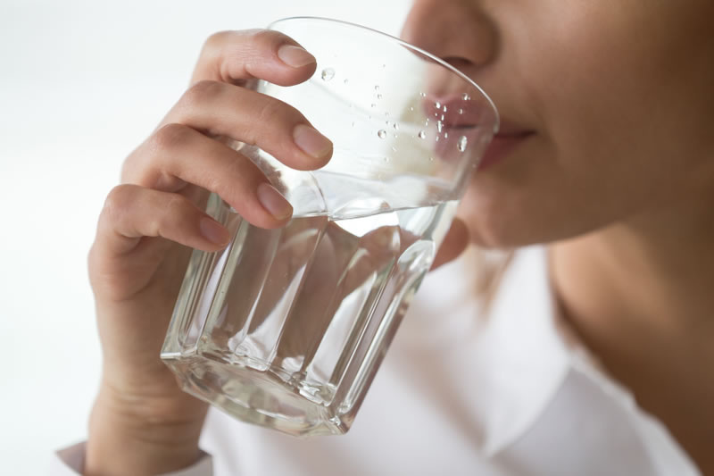 水分補給している女性