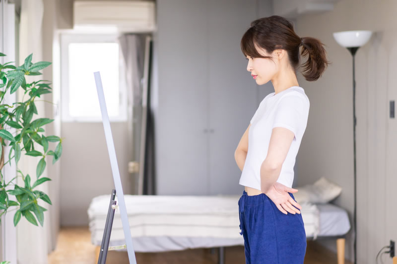 体重の変化に悩んでいる女性